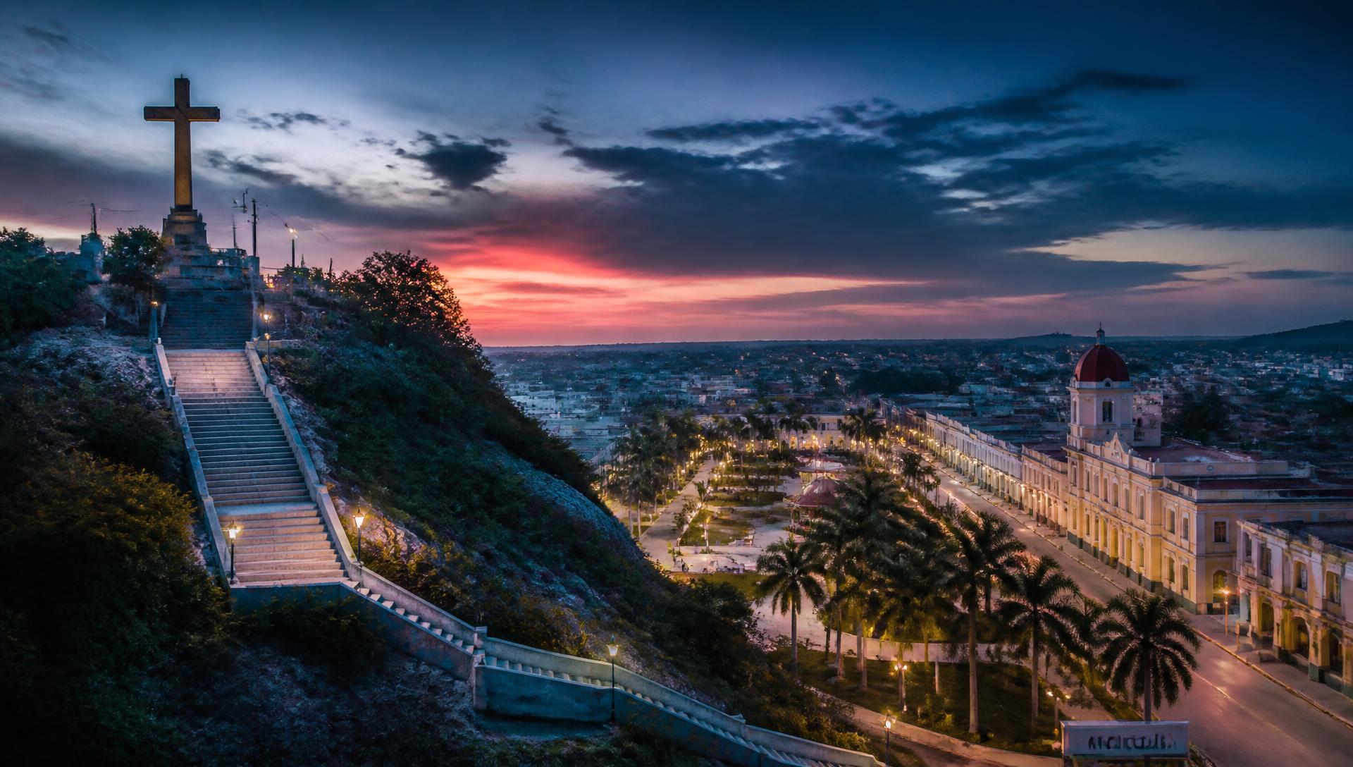 Loma de la Cruz y bulevar de Holguín al atardecer